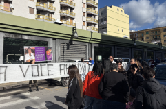 Taranto, «Giustizia per Sharon»: la rabbia di amici e parenti ieri all’ingresso di Palazzo di Giustizia