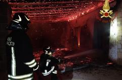Incendio distrugge due abitazioni di un imprenditore a Salve: notte di paura in contrada Fani