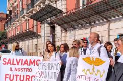 Sciopero dei farmacisti, anche in Puglia camici bianchi in rivolta: «Un presidio sanitario e sociale essenziale per il Paese»