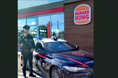 Lite tra rider nel parcheggio del Burger King di Lecce: uno impugna un’ascia, intervengono i carabinieri