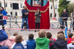 Bari, i bambini occupano Piazza Umberto: un palcoscenico a cielo aperto con i «Burattini al chiaro di luna»