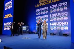 Bari, Lobuono al Teatro Team con tutti i big del centrodestra: «Sarà una battaglia difficile ma siamo qui per vincere»