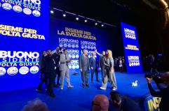 Bari, Lobuono al Teatro Team con tutti i big del centrodestra: «Sarà una battaglia difficile ma siamo qui per vincere»