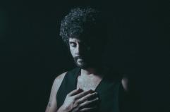 Blumosso torna con «Nettuno»: un inno all’amore che resiste alle tempeste