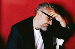 Brunori Sas porta in teatro «canzoni e monologhi»: nuovo tour nel 2026, gran finale a Bari al Petruzzelli