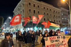 Studenti baresi in piazza contro il ministro Valditara: «Le sue riforme non hanno buon senso»