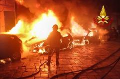 Brindisi, incendio nella notte distrugge quattro auto: si indaga per dolo