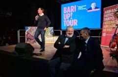 Emiliano e Decaro tornano insieme sul palco, a Bari va in scena la pace: «Vi presento il candidato del centrosinistra»