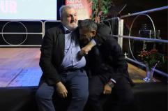 Emiliano e Decaro tornano insieme sul palco, a Bari va in scena la pace: «Vi presento il candidato del centrosinistra»