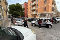 «Noi delle case popolari bloccati per colpa del parcheggio selvaggio». La protesta dei residenti: «I vigili non intervengono»