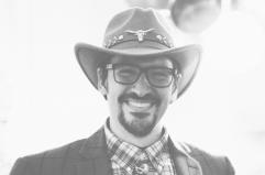 Robert Papa torna con «La Tastiera Più Veloce del Web»: una ballata folk ironica che trasforma il Far West nel “Far Web”