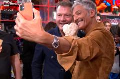 Il primo Premio Little Tony arriva in anteprima nelle mani di Fiorello, e c'è anche un pezzo di Puglia