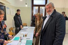 Emiliano al voto: il presidente uscente da solo al seggio nel plesso scolastico Violante a Bari
