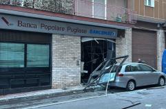 Mottola, ladri fanno esplodere bancomat in viale Europa e fuggono col bottino: danni alle auto in sosta