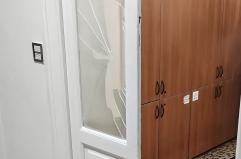 Rissa sfiorata al consiglio comunale di Altamura: porta rotta e vetri in frantumi