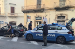Bari, armi clandestine e maschere in lattice nel «covo» di un 42enne: uomo ai domiciliari va in carcere