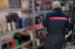 Surbo, ai domiciliari con hashish e 1600 confezioni di profumo contraffatto: arrestato
