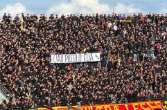 La tragedia di Calimera al Via del Mare: uno striscione degli ultrà ricorda il piccolo Elia ucciso dalla mamma