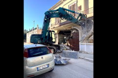 San Ferdinando di Puglia, assalto allo sportello ATM delle Poste con una ruspa: sventrato vano e marciapiede FOTO