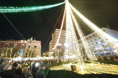Barletta, un Natale di luci con il grande albero acceso in piazza Roma