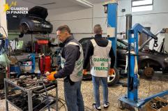 Ostuni, scoperta officina meccanica abusiva: sequestri per 100mila euro e sanzioni anche ai proprietari di 32 auto in riparazione