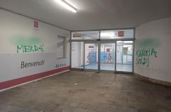 Brindisi, «m***a e mangia soldi»: scritte offensive contro due medici. Asl denuncia: «fatto grave»