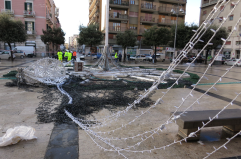 Barletta, albero di Natale spazzato via dal vento: «Nessuno ha pensato alla sicurezza»