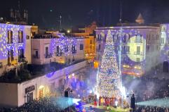 Ecco l'accensione dell’albero in piazza Ferrarese: luci e colori a Bari VIDEO