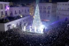 Ecco l'accensione dell’albero in piazza Ferrarese: luci e colori a Bari VIDEO