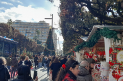 Bari, è partito lo shopping di Natale: pienone in centro, tutti in cerca del regalo perfetto