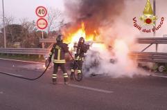 Maserati prende fuoco sulla tangenziale ovest di Lecce: illeso il conducente 38enne