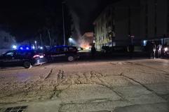 Foggia, tensioni durante il falò dell'Immacolata: ignoti danno fuoco ai cassonetti in via Perosi