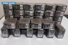 In macchina con 20kg di hashish: arrestato a Francavilla 22enne incensurato, il carico per le piazze di spaccio di Lecce e Brindisi