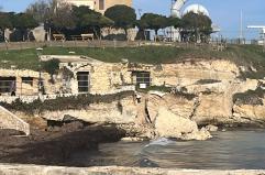 Melendugno, a Torre Sant’Andrea crolla un pezzo di falesia sulla spiaggetta dei pescatori: «Siamo preoccupati»