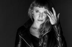 «Del Vento e Del Mare»: l'EP «totale» di Gloria Abbondi, tra musica, illustrazione ed emozioni