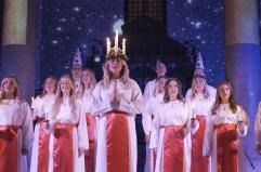 Bari, il Coro Svedese di Santa Lucia per la prima volta nella Basilica di San Nicola: lo spettacolo tra candele e videomapping