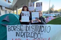 Bari, universitari si incatenano davanti alla sede Adisu: «Borse di studio in ritardo, ora basta»