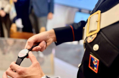 &laquo;Mobile angel&raquo;, anche a Bari lo smartwatch antiviolenza per le donne: un tocco per allertare i carabinieri