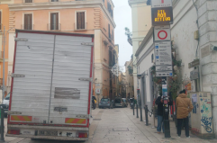 Bari Vecchia, nulla &egrave; cambiato tra parcheggi selvaggi e accessi incontrollati: la nuova Ztl per ora &egrave; un flop