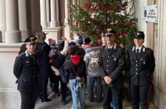 L&rsquo;albero della speranza allestito a Potenza al comando Carabinieri