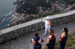 Giochi invernali, la Fiamma Olimpica illumina Maratea: il viaggio in Basilicata tra borghi e natura