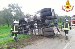 Autocisterna di vino si ribalta sulla Oria-Cellino: illeso l'autista