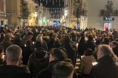 Casa Sollievo della Sofferenza, la fiaccolata dei sanitari contro il cambio di contratti: un fiume di gente a San Giovanni Rotondo