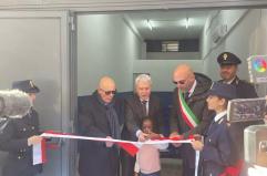 A Bari una sala d'attesa per i migranti che arrivano negli uffici della Questura