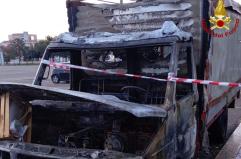 Lecce, incendio all'alba della giornata di Natale: distrutti due autofurgoni