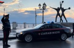 Taranto, topi d'appartamento colpiscono in pieno giorno in centro: bloccati dai condomini, arrestato un 33enne