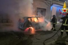 Auto in fiamme a Cellino San Marco: intervengono i Vigili del Fuoco