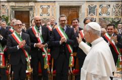 Papa Leone incontra i sindaci in udienza: &laquo;Nelle citt&agrave; troppe solitudini&raquo;. Tra i primi cittadini anche Vito LecceseI