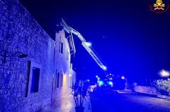 Noci, in fiamme il tetto di un casolare bed&breakfast: non ci sono feriti