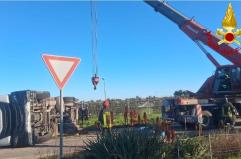 Cellino San Marco, camion si ribalta sulla provinciale: non ci sono feriti